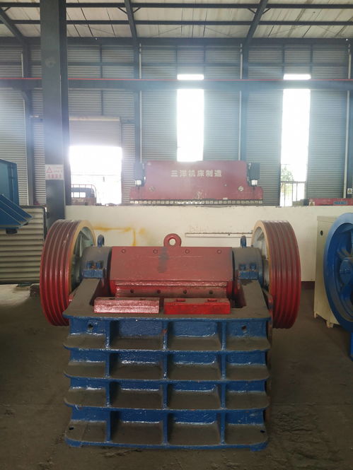 新川顎式破碎機 30年專業(yè)制造，鑄就礦山設(shè)備信賴品牌